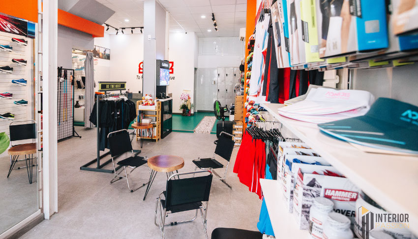 Sử dụng các kệ mở giúp khách hàng dễ dàng quan sát và chọn mẫu túi yêu thích Showroom SunBiz