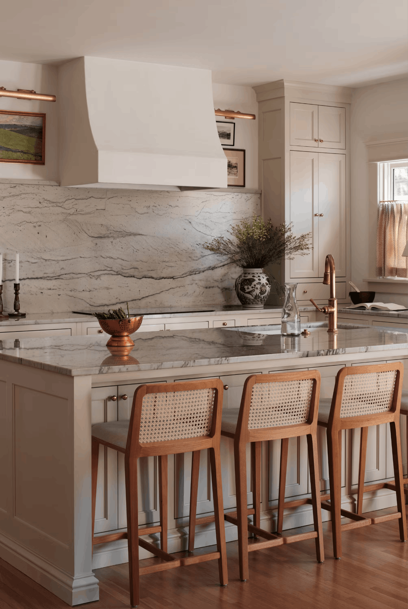 Bếp tông trung tính với ánh sáng tự nhiên