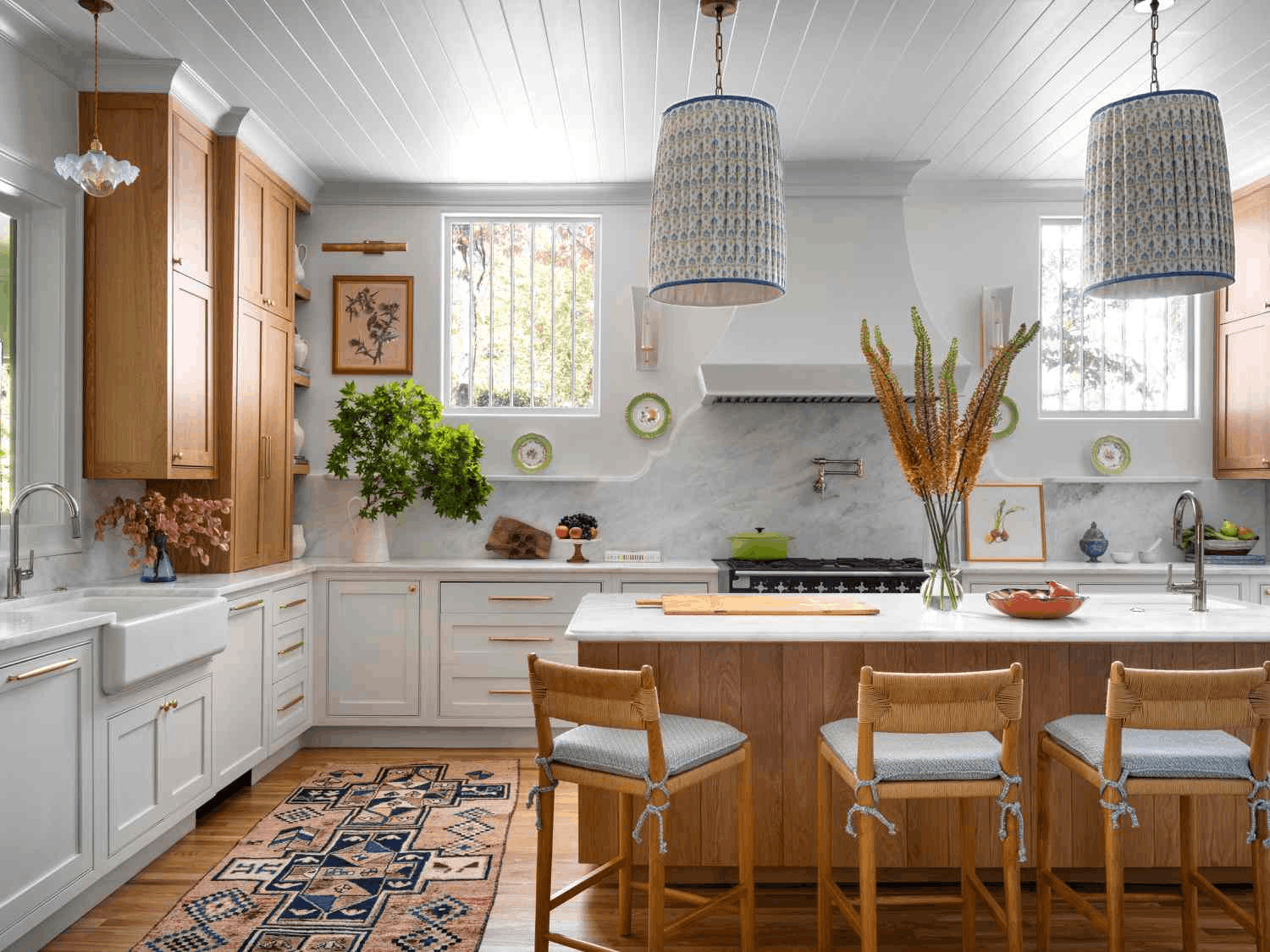 Phòng bếp hiện đại sáng sủa