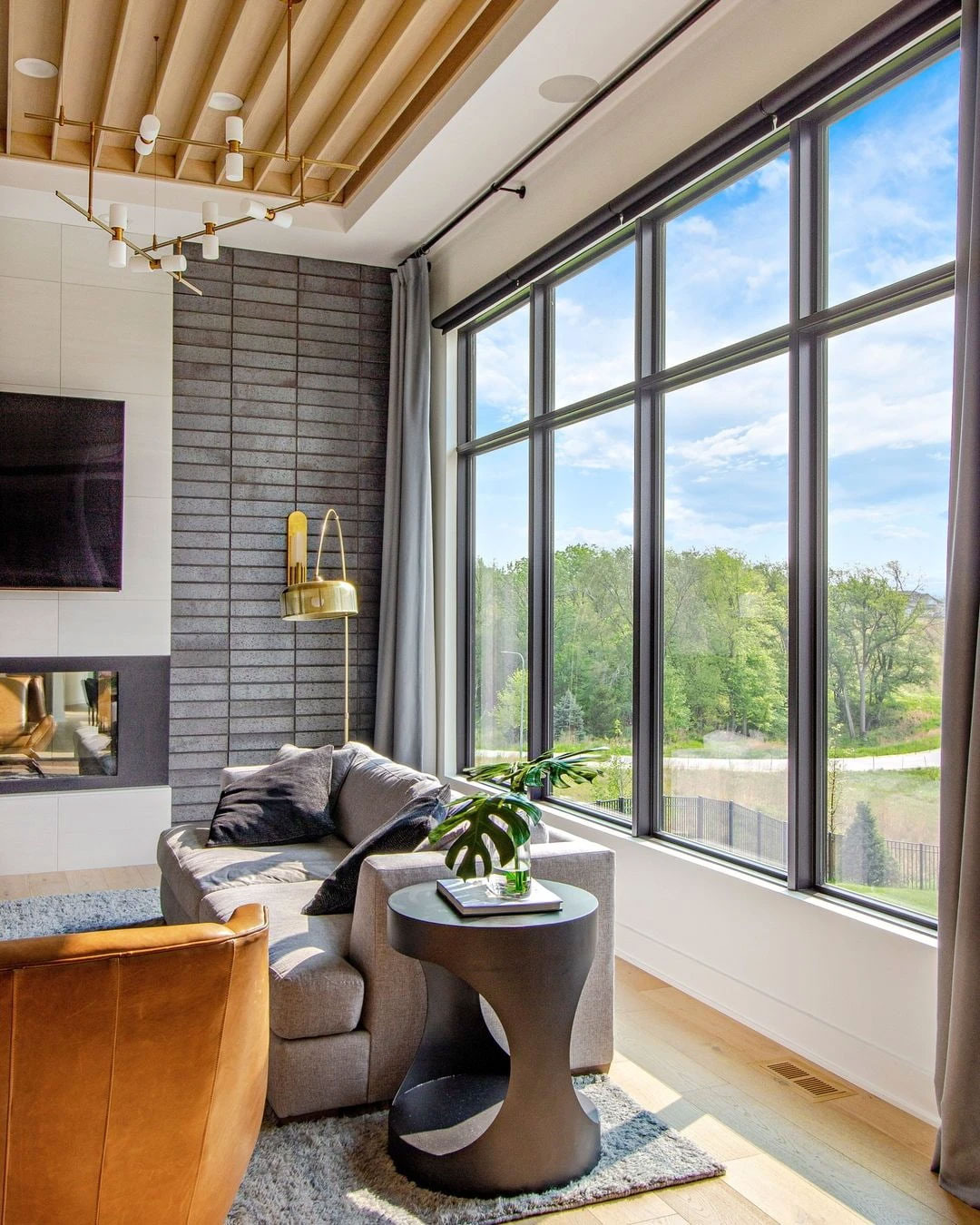 Cửa kính lớn  nhiều ánh sáng